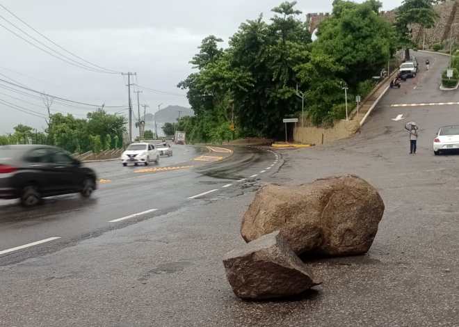Tránsito Estatal refuerza apoyo vial en la Escénica de Acapulco tras caída de roca por lluvias