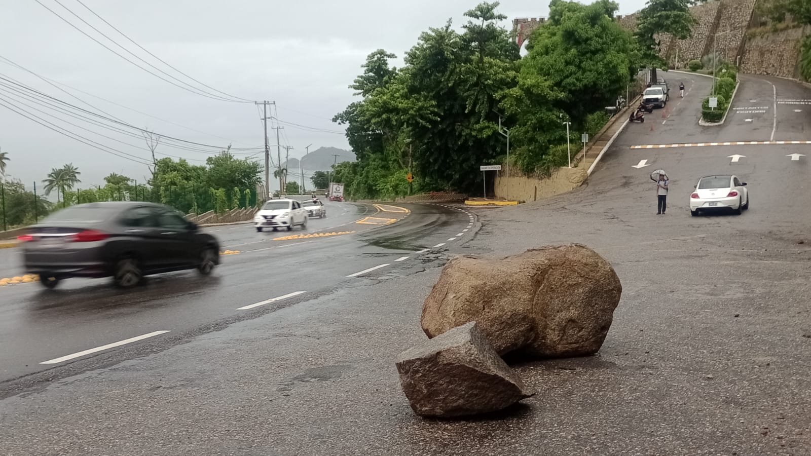 Tránsito Estatal refuerza apoyo vial en la Escénica de Acapulco tras caída de roca por lluvias