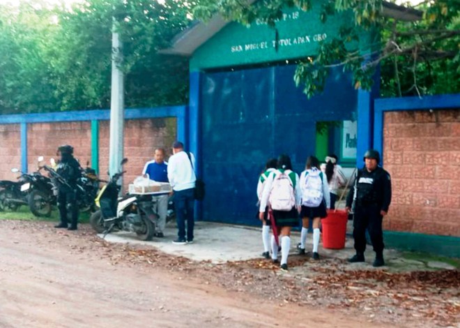 Policía Estatal refuerza seguridad en escuelas de San Miguel Totolapan y Ciudad Altamirano con operativo “Escuela Segura”