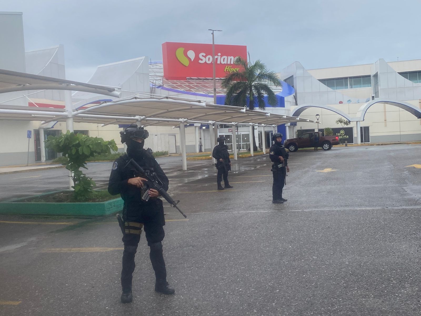 Policía Estatal refuerza vigilancia en tiendas y centros comerciales de Acapulco para proteger a la ciudadanía