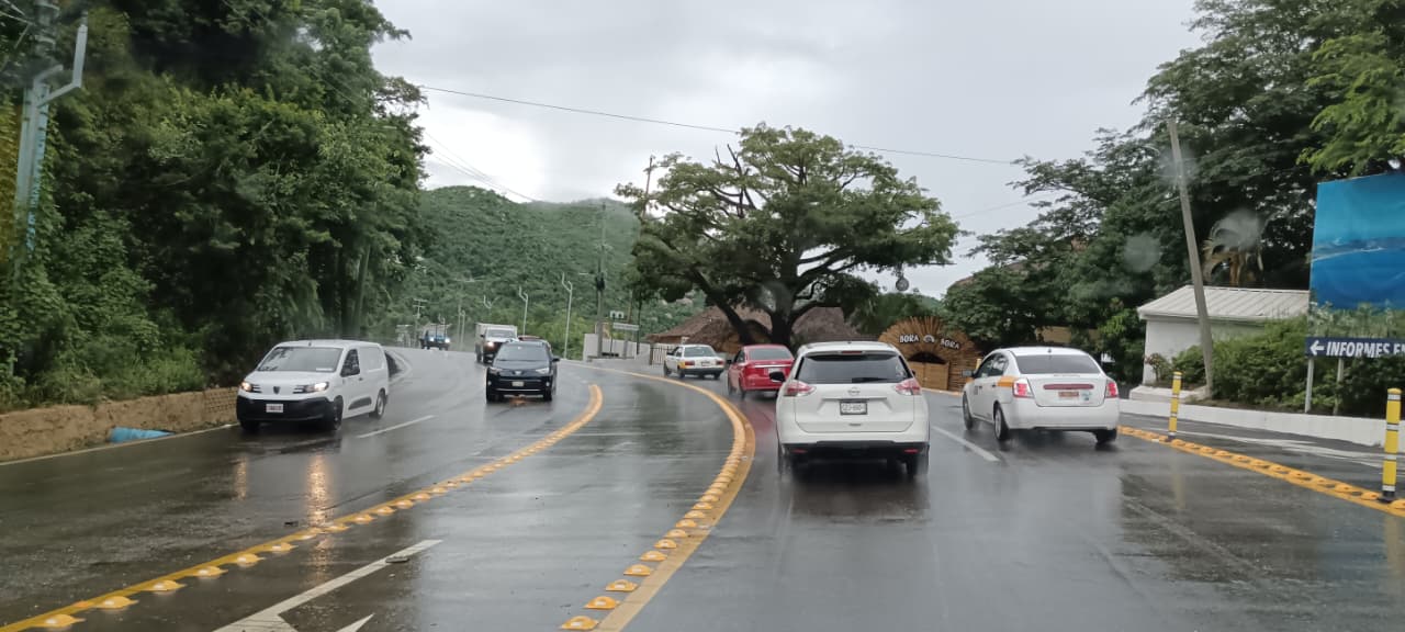Tránsito vehicular se normaliza en la Escénica y Punta Diamante tras lluvias en Acapulco