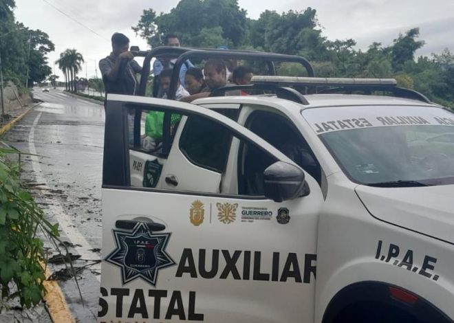 Policía Auxiliar apoya a la población tras lluvias extraordinarias en Acapulco