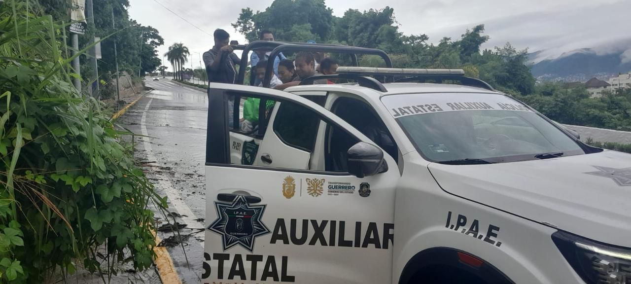 Policía Auxiliar apoya a la población tras lluvias extraordinarias en Acapulco