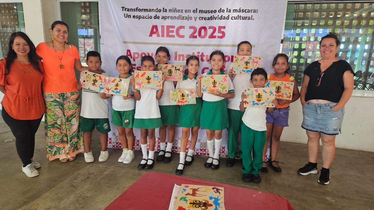 Niñas y niños de Acapulco aprenden sobre arte de Olinalá en taller de lacas