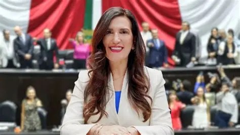 Kenia López acude al desfile militar y señala que su presencia es muestra de tolerancia, pluralidad y civilidad que “beneficia al país”