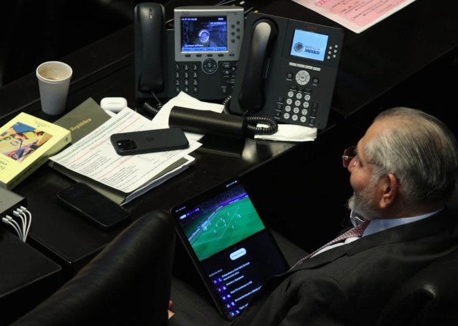Captan a Adán Augusto viendo la Champions durante comparecencia en el Senado