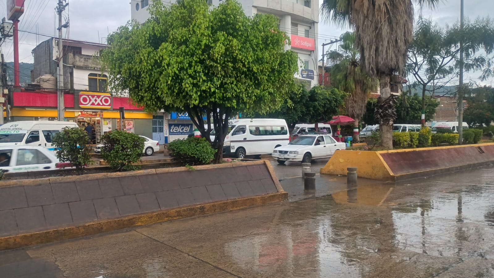 Servicio de transporte público se restablece en Chilpancingo; continúan operativos de seguridad