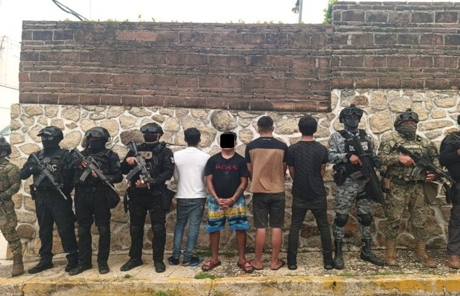 Marina detiene a 4 presuntos delincuentes y asegura armas y droga