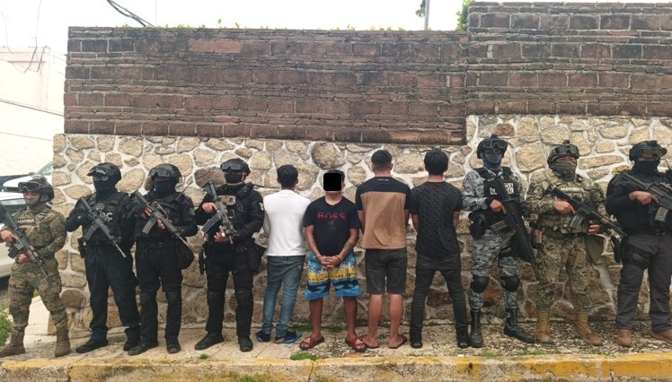 Marina detiene a 4 presuntos delincuentes y asegura armas y droga