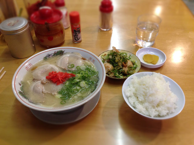大栄ラーメンのラーメン・めし・ホルモンセット1,050円
