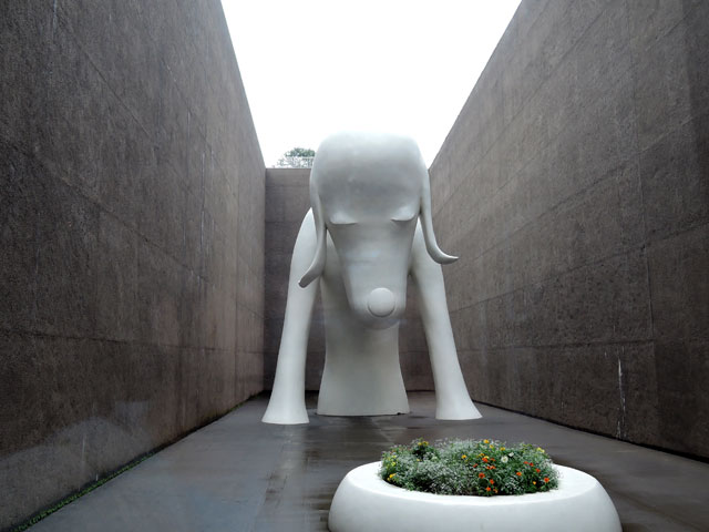 青森県立美術館