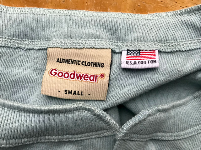 GoodwearのヘンリーネックTシャツ