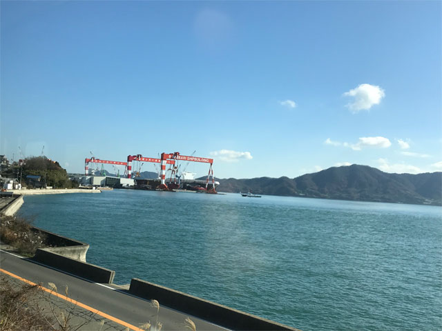 瀬戸内海と今治造船広島工場