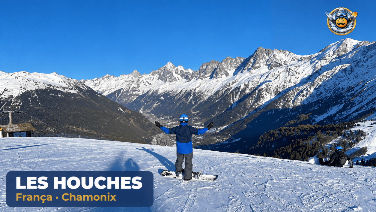 Pistas de esqui entre florestas em Les Houches, no vale de Chamonix, nos Alpes franceses