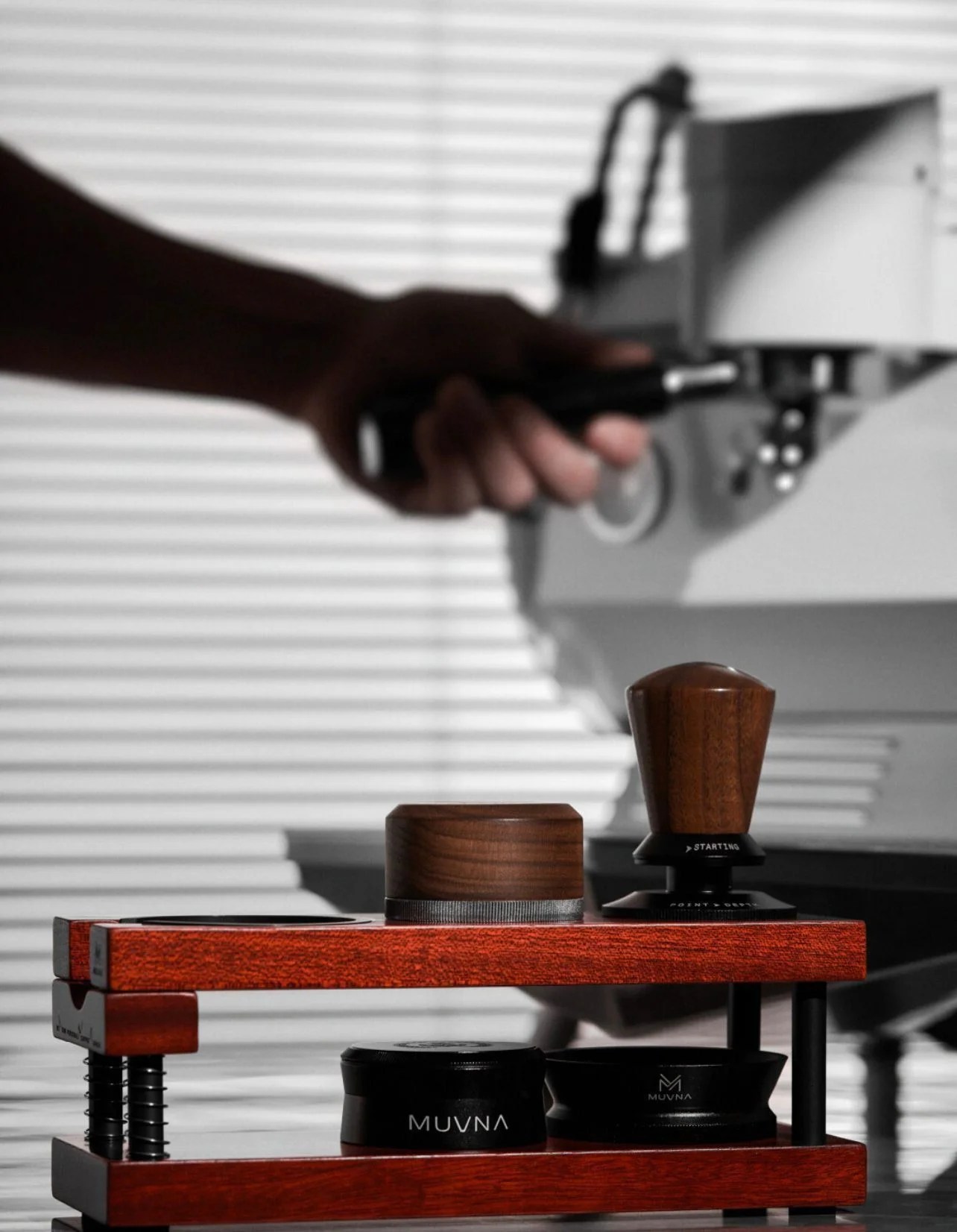⁦MUVNA Height-Adjustable Espresso Tamper – Walnut Wood – 51mm⁩ - الصورة ⁦7⁩