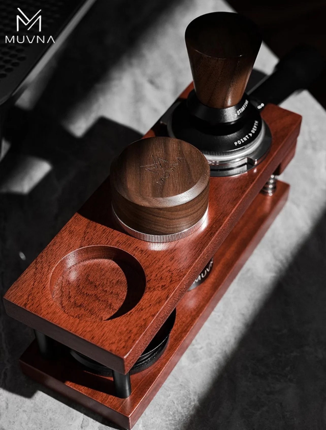 ⁦MUVNA Height-Adjustable Espresso Tamper – Walnut Wood – 51mm⁩ - الصورة ⁦6⁩