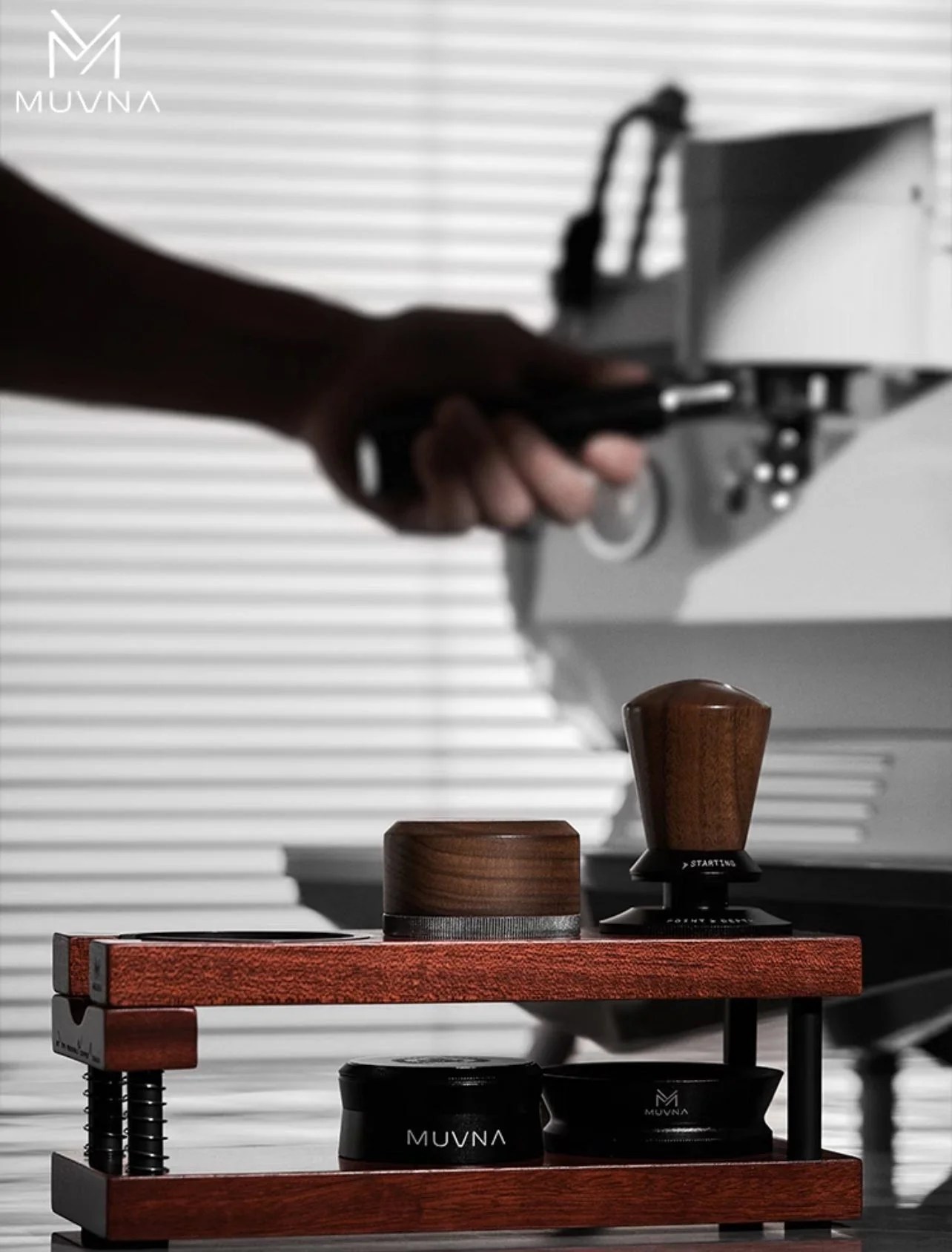 ⁦MUVNA Height-Adjustable Espresso Tamper – Walnut Wood – 51mm⁩ - الصورة ⁦5⁩
