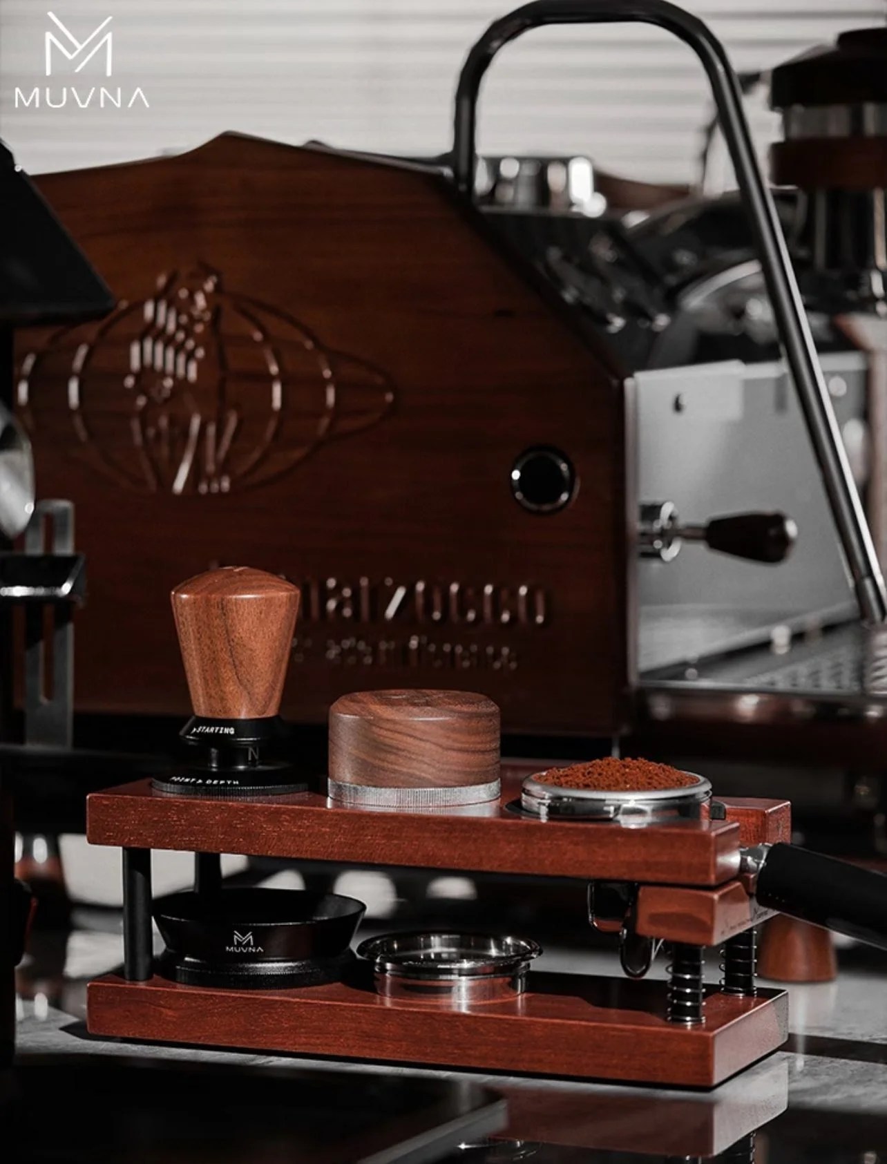 ⁦MUVNA Height-Adjustable Espresso Tamper – Walnut Wood – 51mm⁩ - الصورة ⁦4⁩