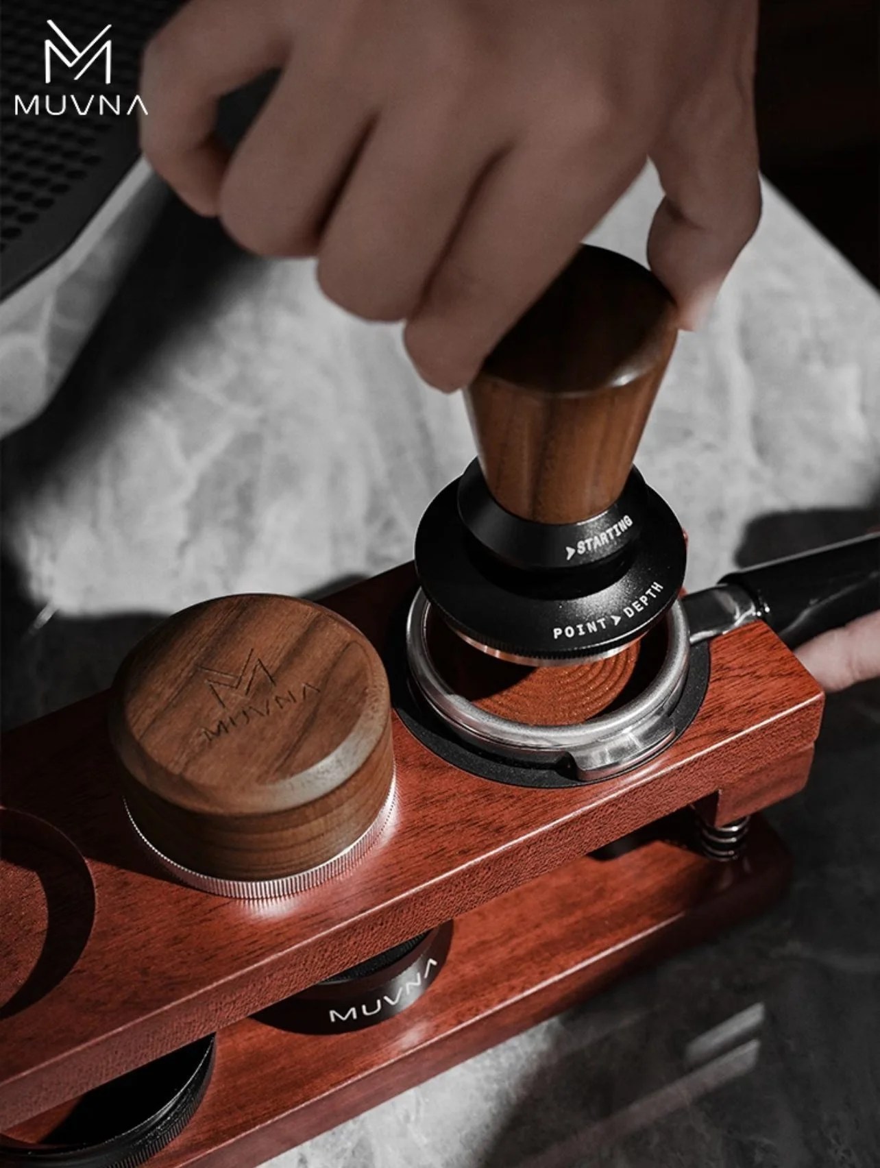 ⁦MUVNA Height-Adjustable Espresso Tamper – Walnut Wood – 51mm⁩ - الصورة ⁦3⁩