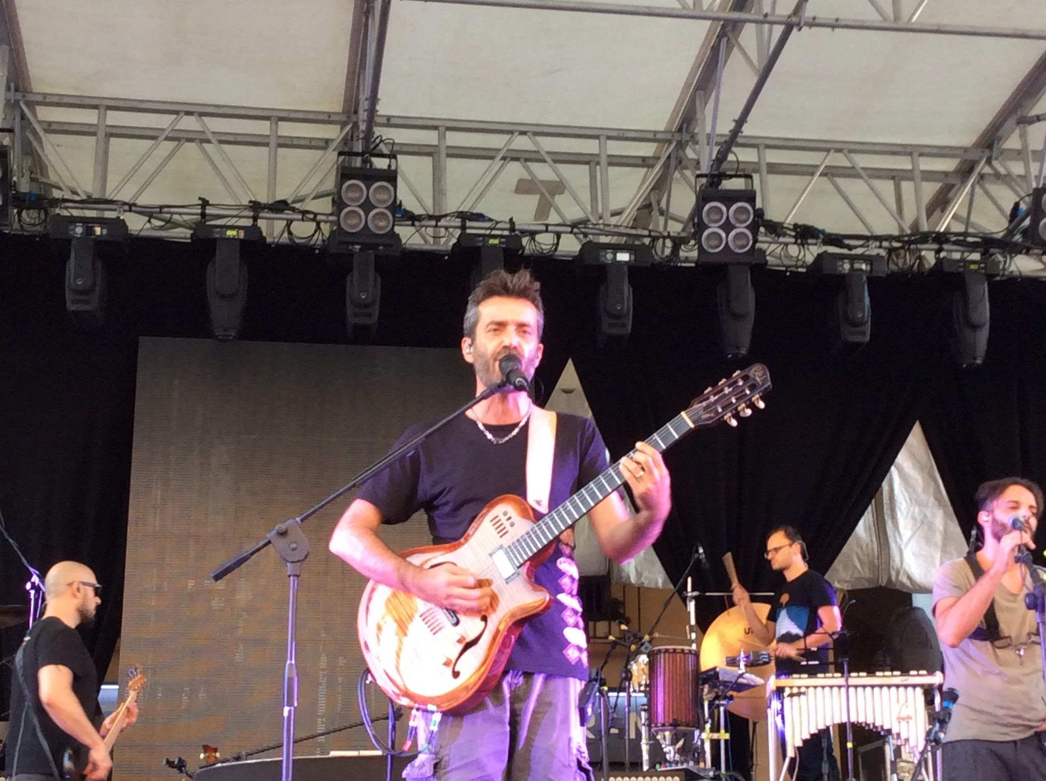 Daniele Silvestri durante le prove.