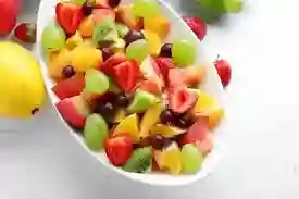 Makan Buah Setiap Hari Menjaga Tubuh Tetap Sehat - Buah merupakan salah satu pangkal santapan natural yang banyak