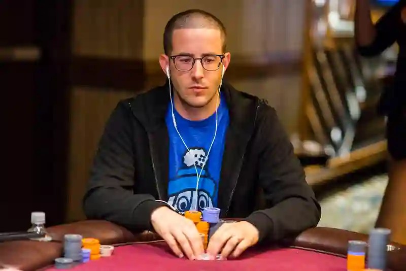 Greg Merson Menjadi Bintang Utama di Hari ke-5 Survivors, Acara Utama WSOP Menyempit ke Babak Final