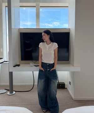 Alternative view of 設計感帥氣貼標拼接牛仔褲
