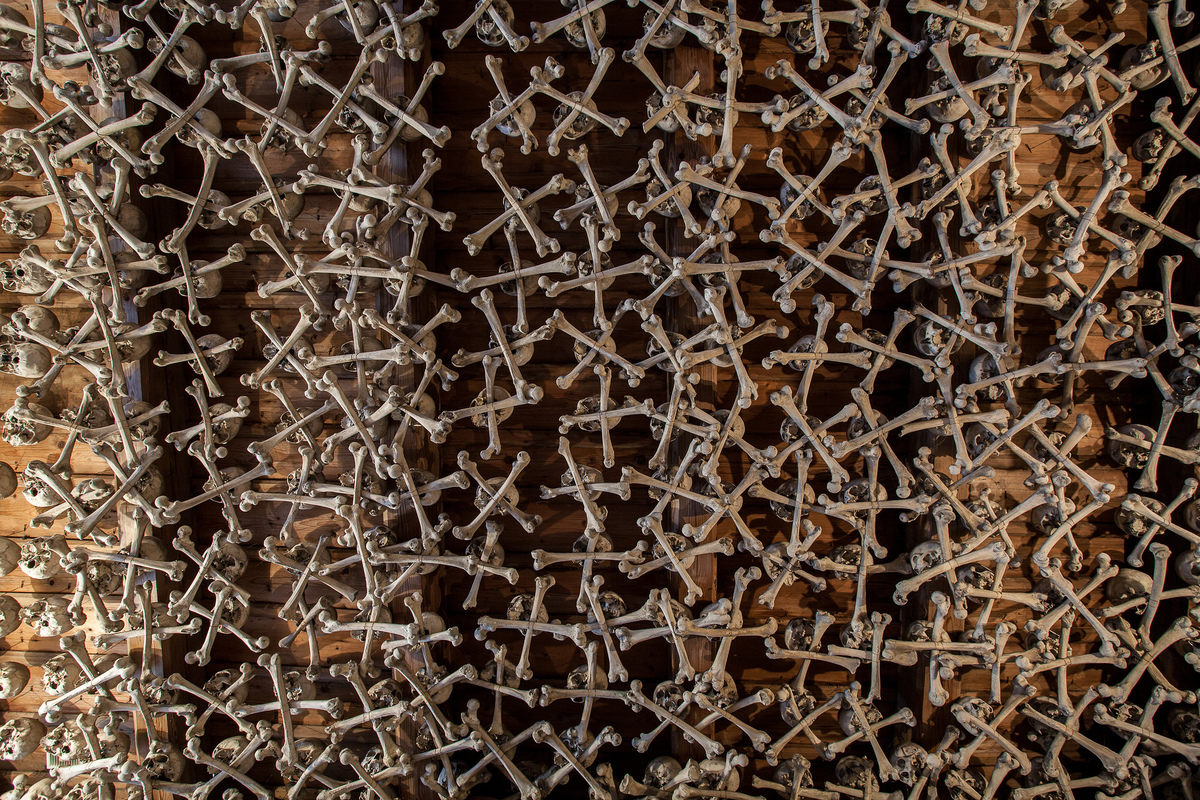 Jest to jedno z trzech takich obiektów znajdujących . Gereja Dihiasi Lebih Dari 20 000 Kerangka Manusia Cakrawala Info