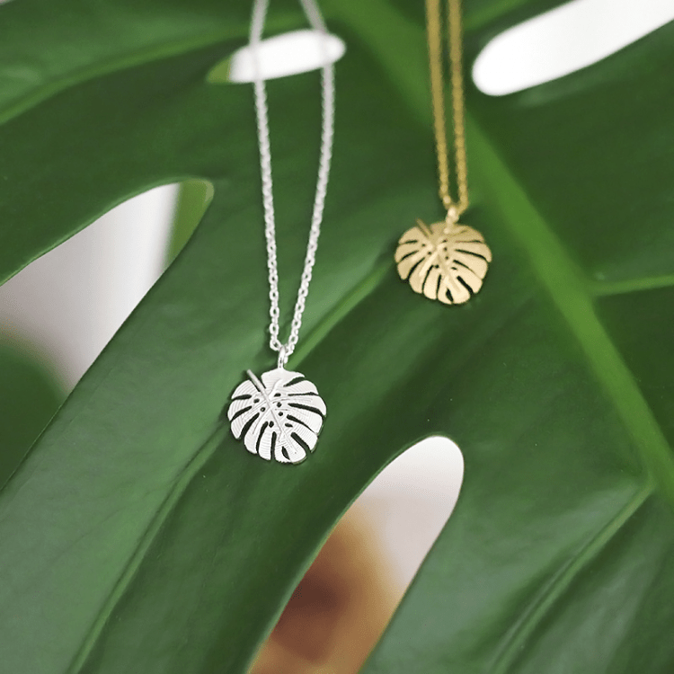 Collier monstera, argenté ou doré, 15 euros