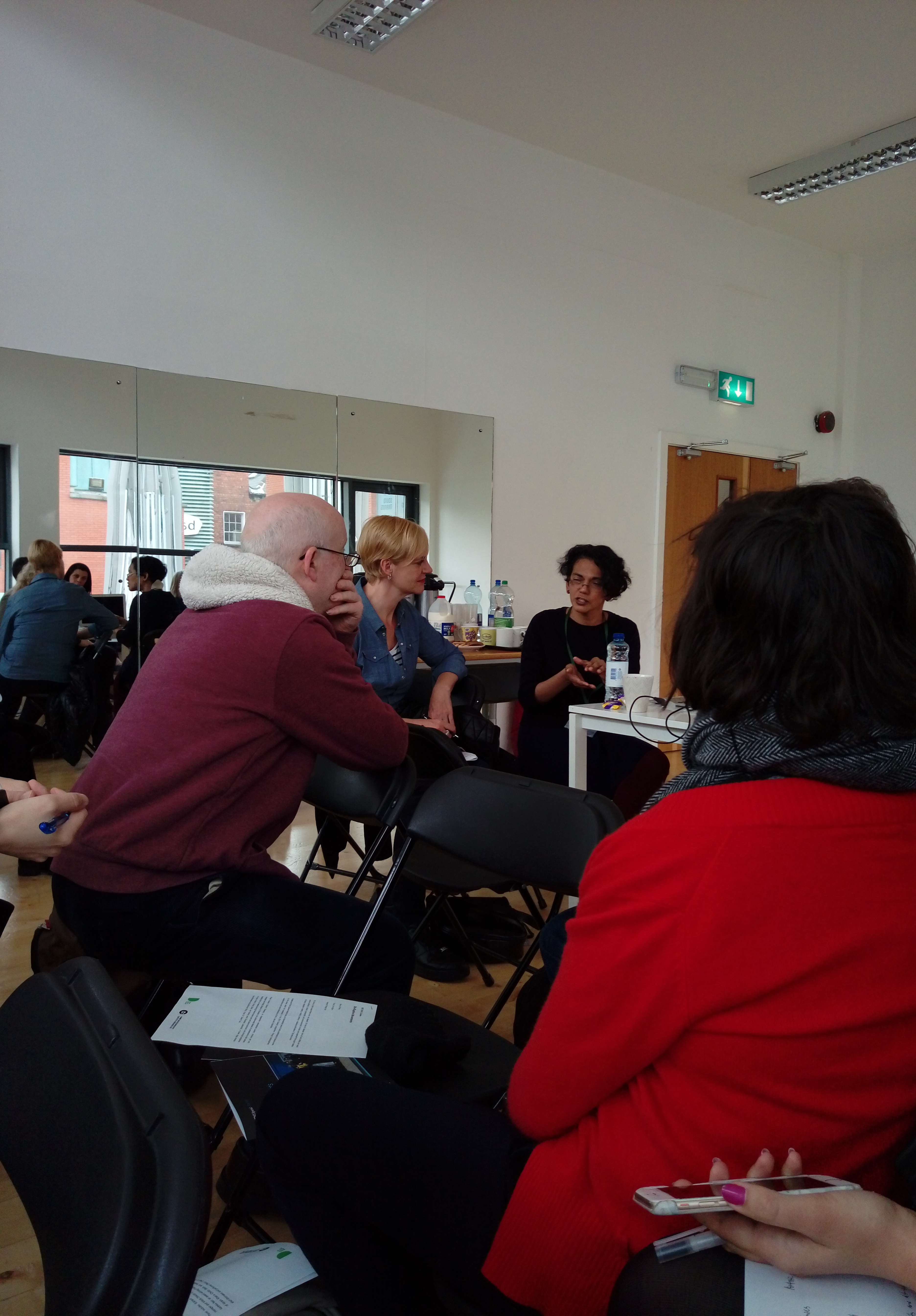 短曲髮的女士為印度女詩人Karthika Nair