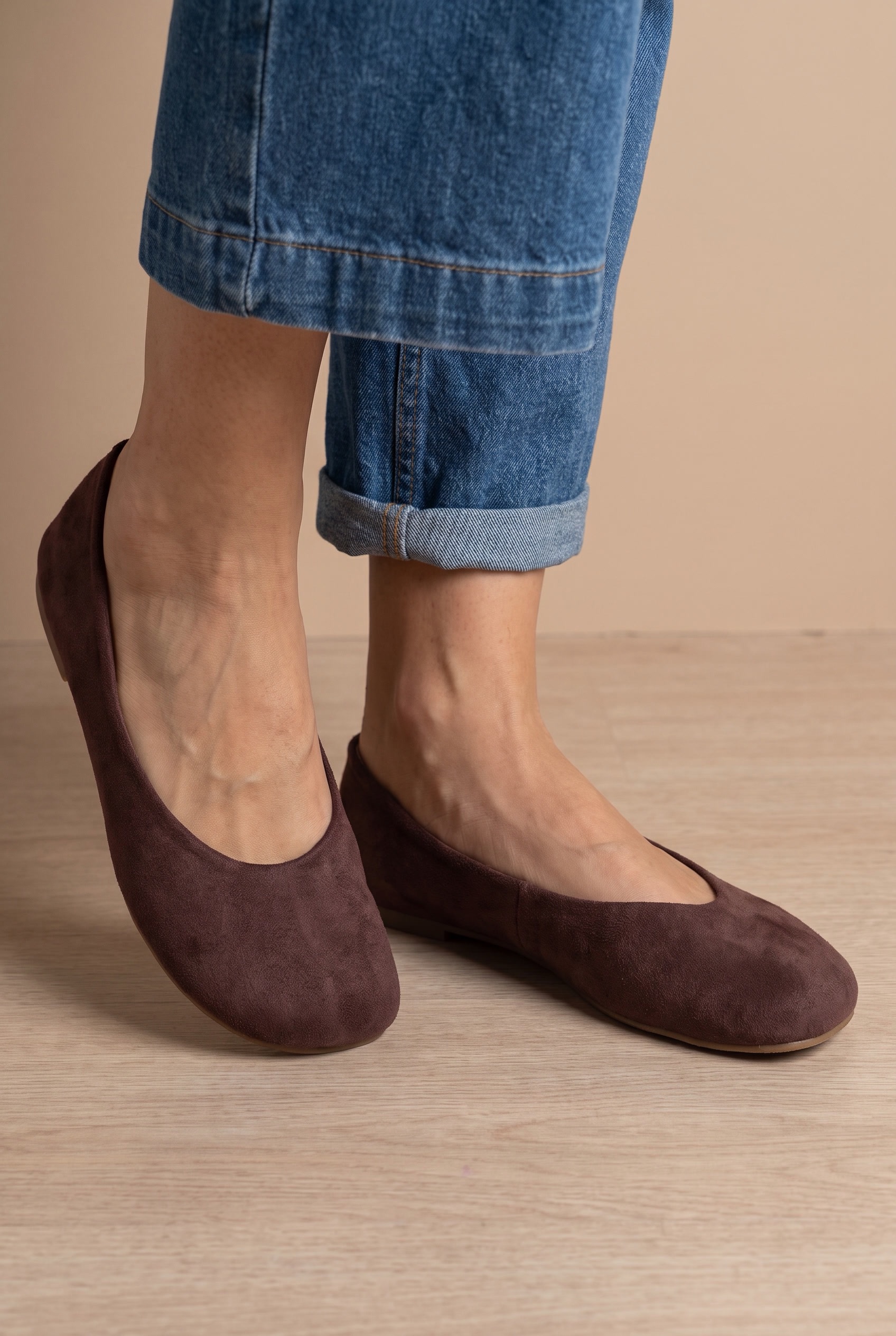 KK1043 barefoot
