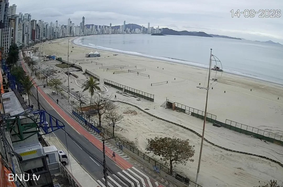 Vista da Praia Central de Balneário Camboriú nesta segunda-feira (14). (Foto BNU.Tv.)
