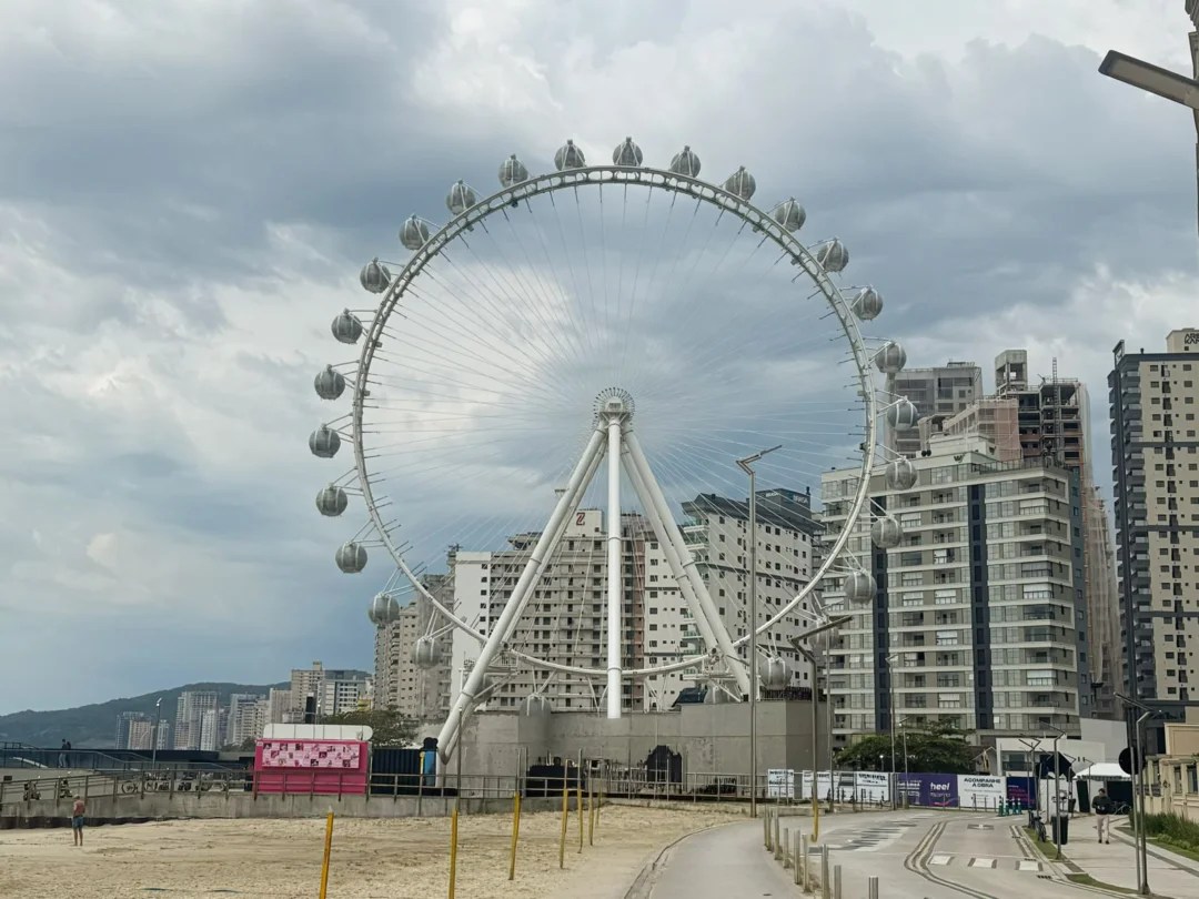 Roda-gigante de Itapema deve inaugurar para o verão 2026/2027 e contrata equipe. (Foto Divulgação)