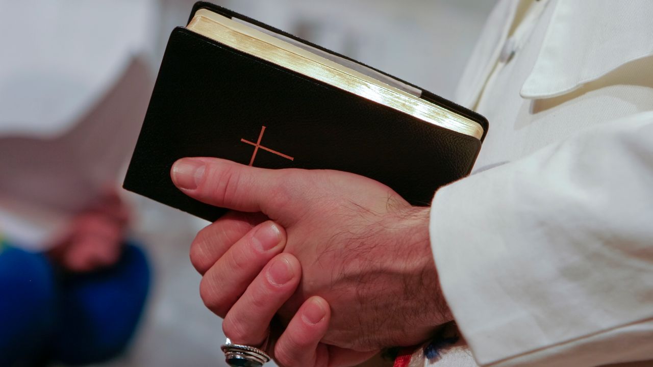 Un prêtre catholique britannique condamné pour vol de fonds paroissiaux