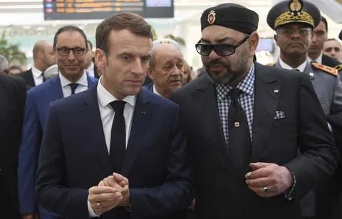 Emmanuel Macron soutient le plan marocain pour le Sahara Occidental, provoquant la colère d’Alger