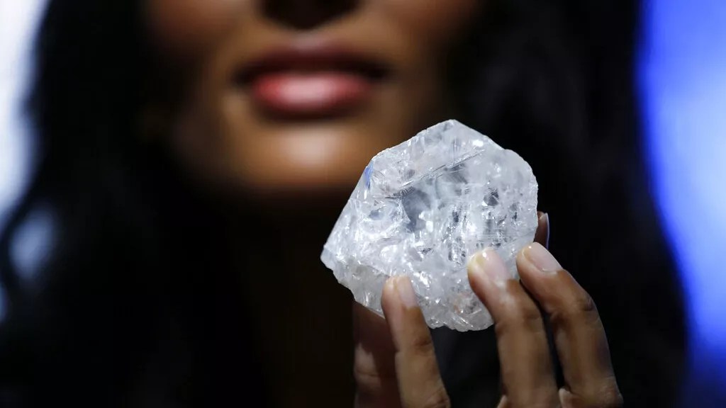 Découverte d’un diamant de 2 492 carats au Botswana : une pierre précieuse exceptionnelle
