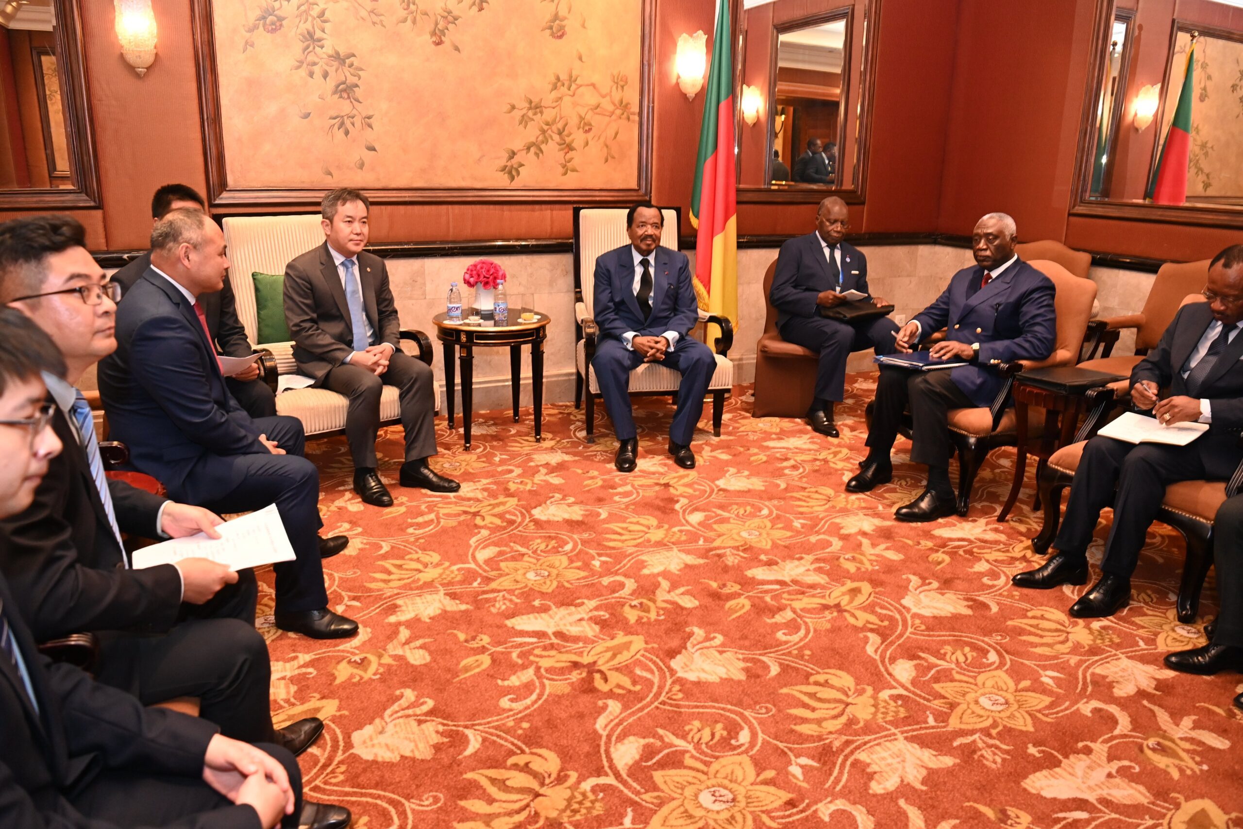 Paul Biya en audiences stratégiques avec cinq chefs d’entreprises chinoises