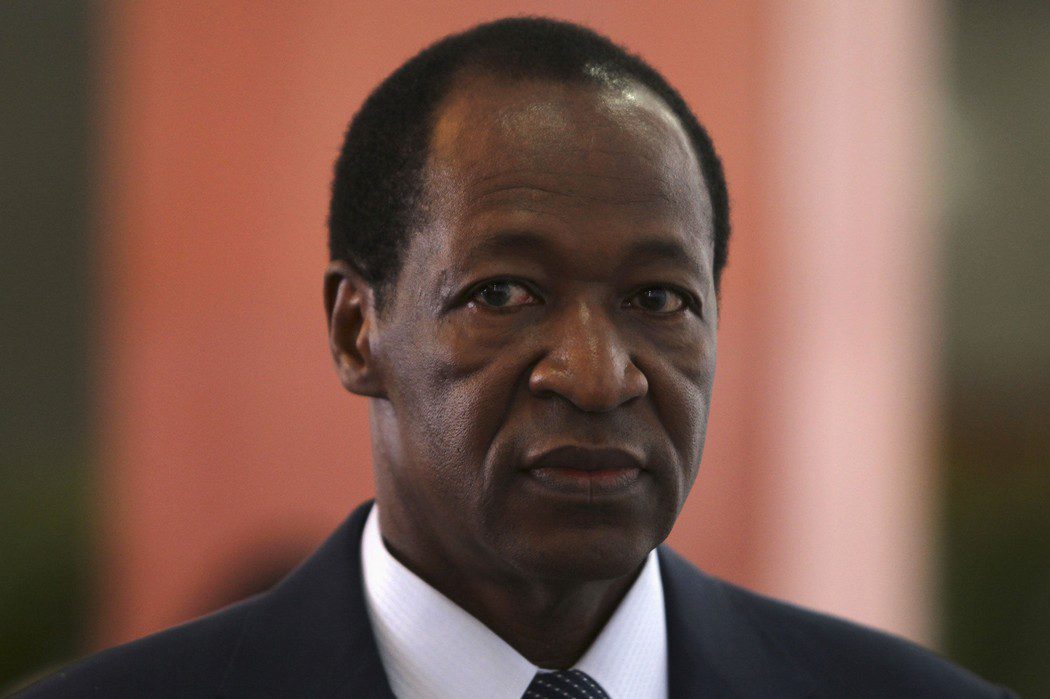 Dix ans après sa chute, Blaise Compaoré observe le Burkina Faso depuis son exil en Côte d’Ivoire