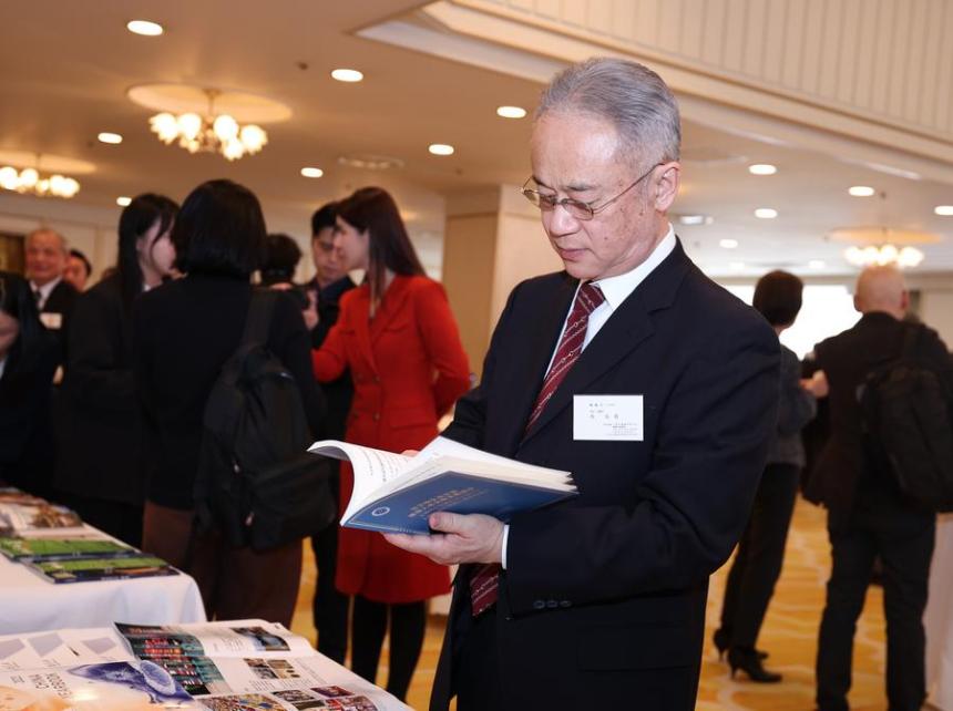 A guest reads the "Promoting the Development and Progress of Human Civilization through Exchange and Mutual Learning" report released by the National High-Level Think Tank of the Xinhua News Agency in Tokyo, Japan, on Feb. 18, 2025. (Xinhua/Jia Haocheng)