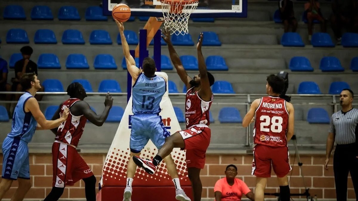 Chumy Ortega del Morabanc Andorra penetra hacia la canasta entre los jugadores de Casademont Zaragoza, Yoanki Mencía, Moreno y Bango, durante un amistoso de pretemporada.