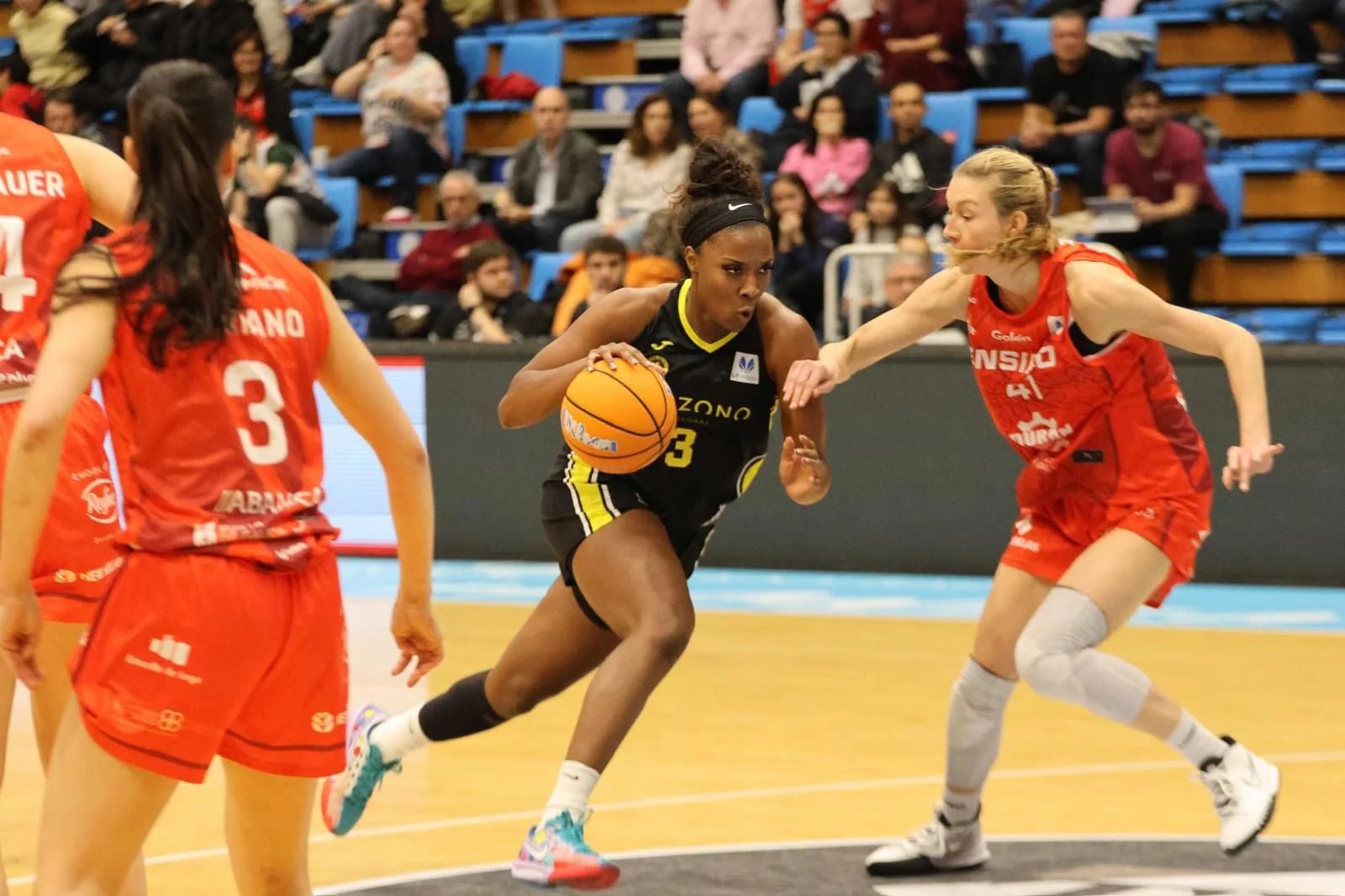 Chelsea Nelson atacando el aro de Ensino Lugo