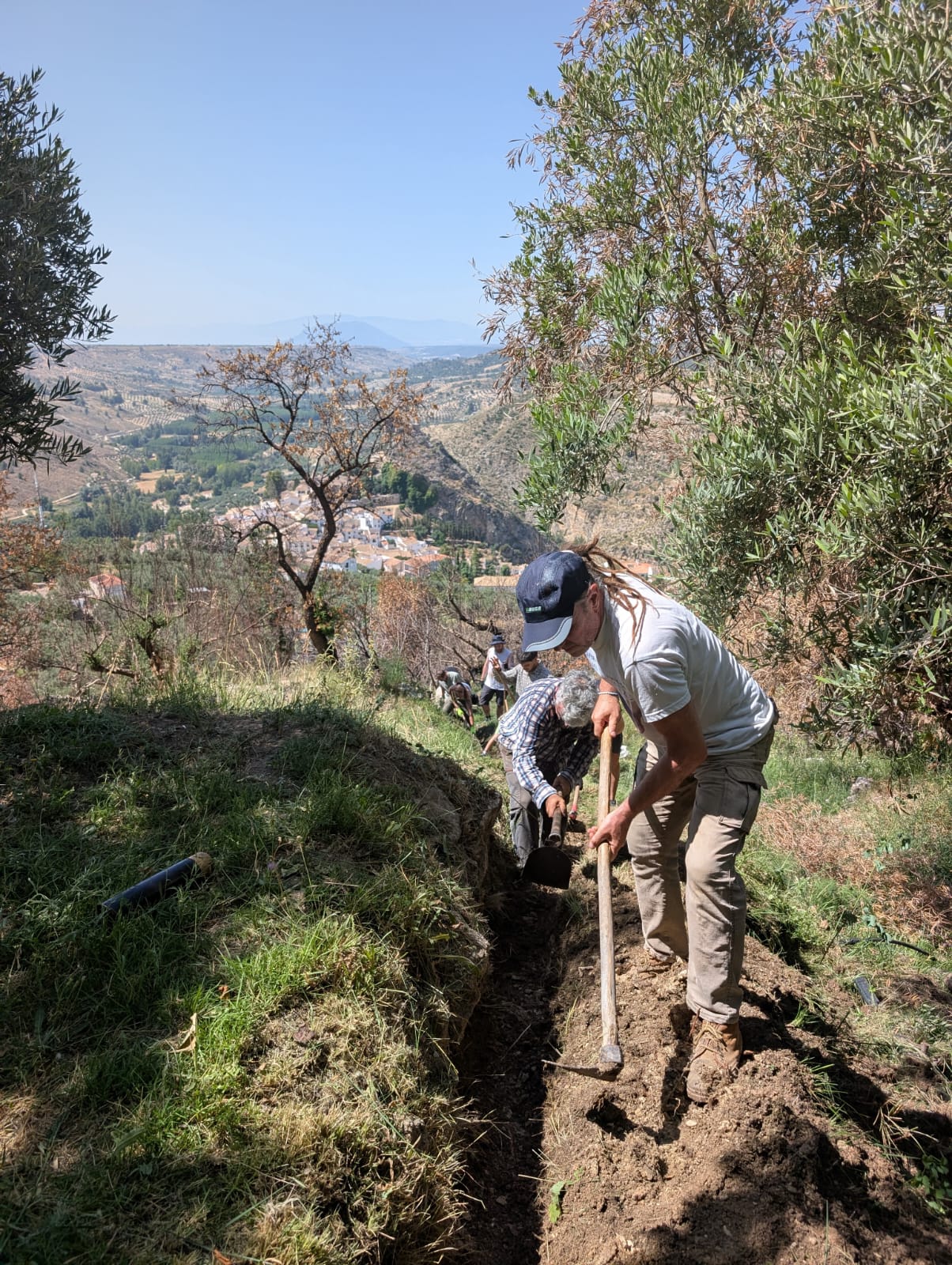 Voluntariado ambiental limpiando una acequia histórica en un entorno rural para conservar patrimonio hidráulico -3