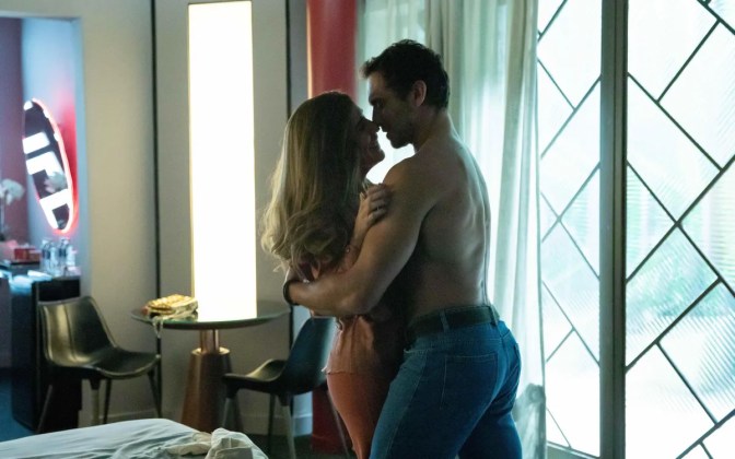 Em Terra e Paixão, Irene e Vinícius flagrados no motel