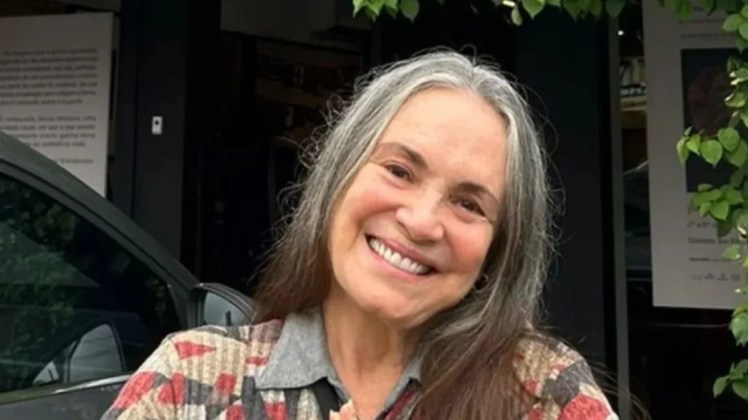 A triz Regina Duarte aparece sorridente para a foto