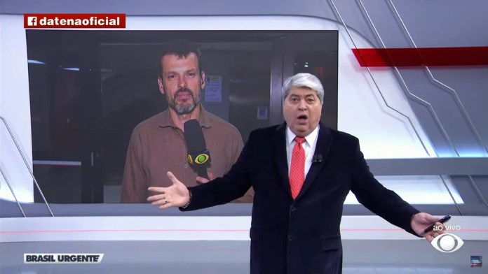 Datena à frente do telão do Brasil Urgente