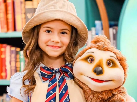 Anna, protagonista de A caverna Encantada com o bicho preguiça