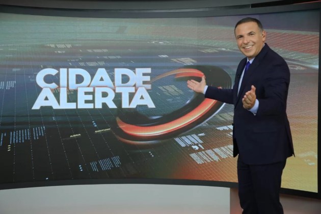 Reinaldo Gottino à frente do telão do Cidade Alerta