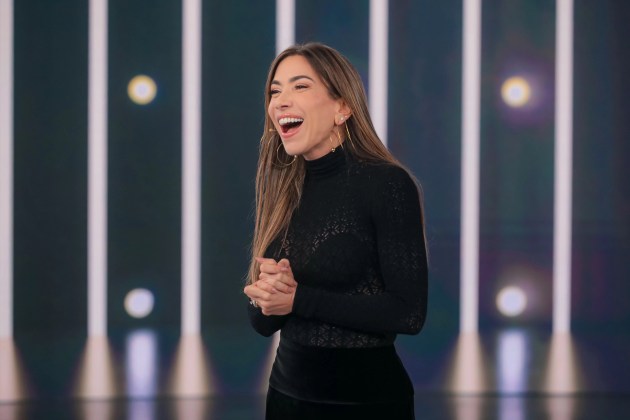 Patrícia Abravanel ri no palco do Programa Silvio Santos