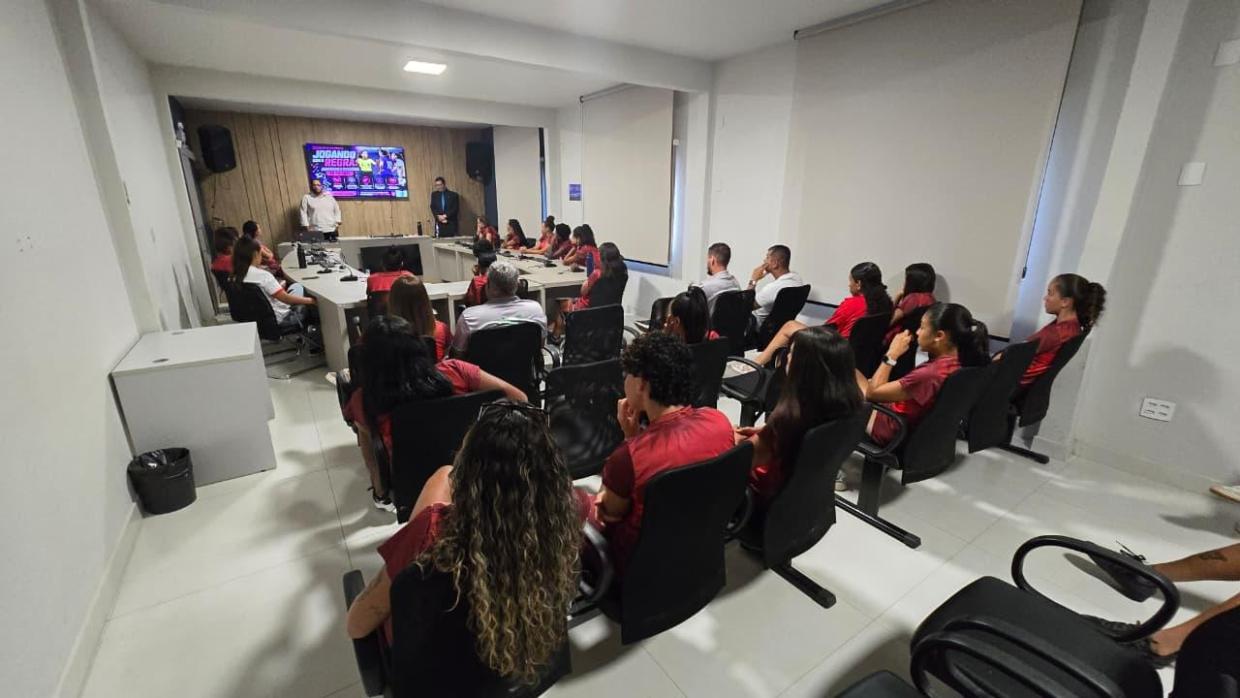 A equipe feminina do CEOV, o Operário Várzea-Grandense, participou nesta quarta-feira (23) da palestra "Regras do Jogo", realizada na sede da Federação Mato-grossense de Futebol (FMF).