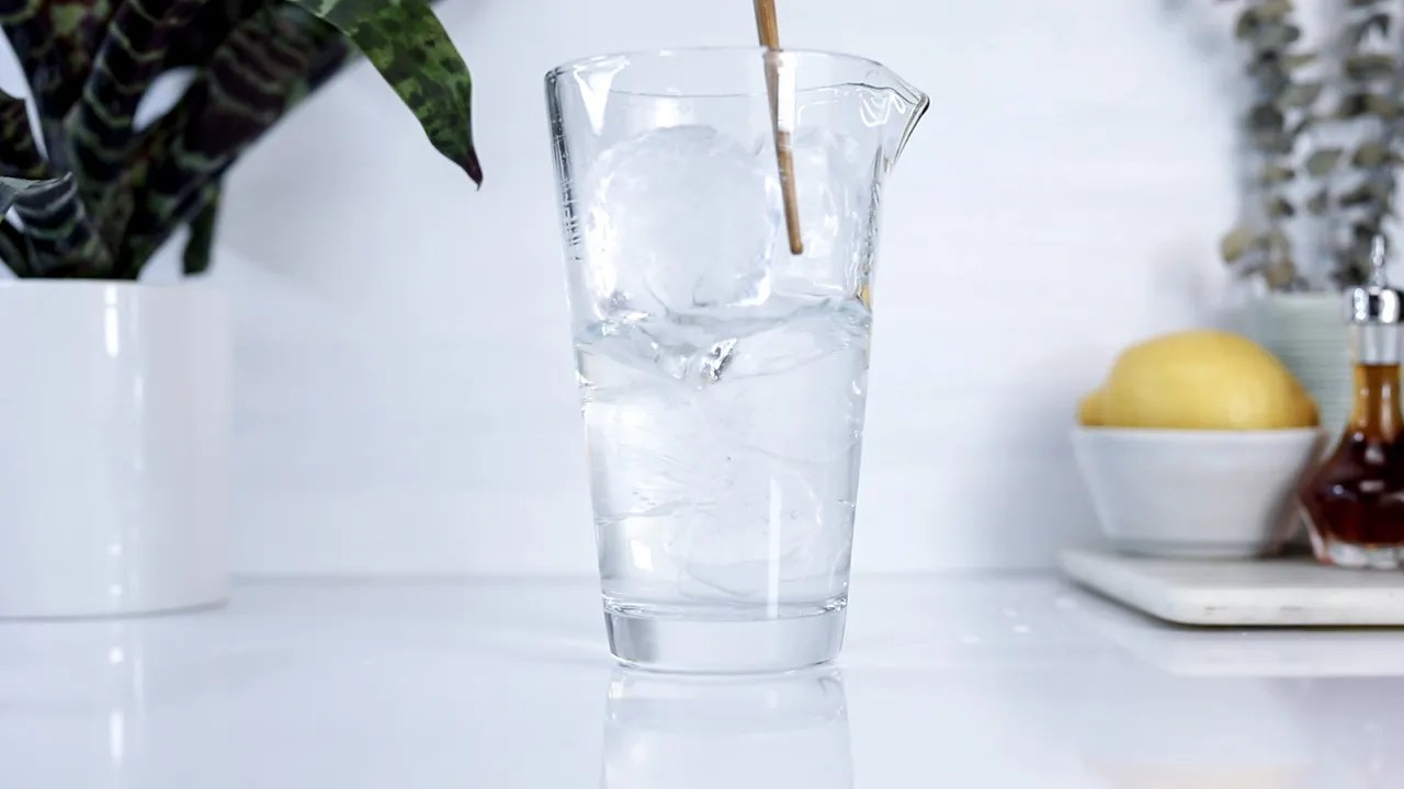 Dry martini stirring